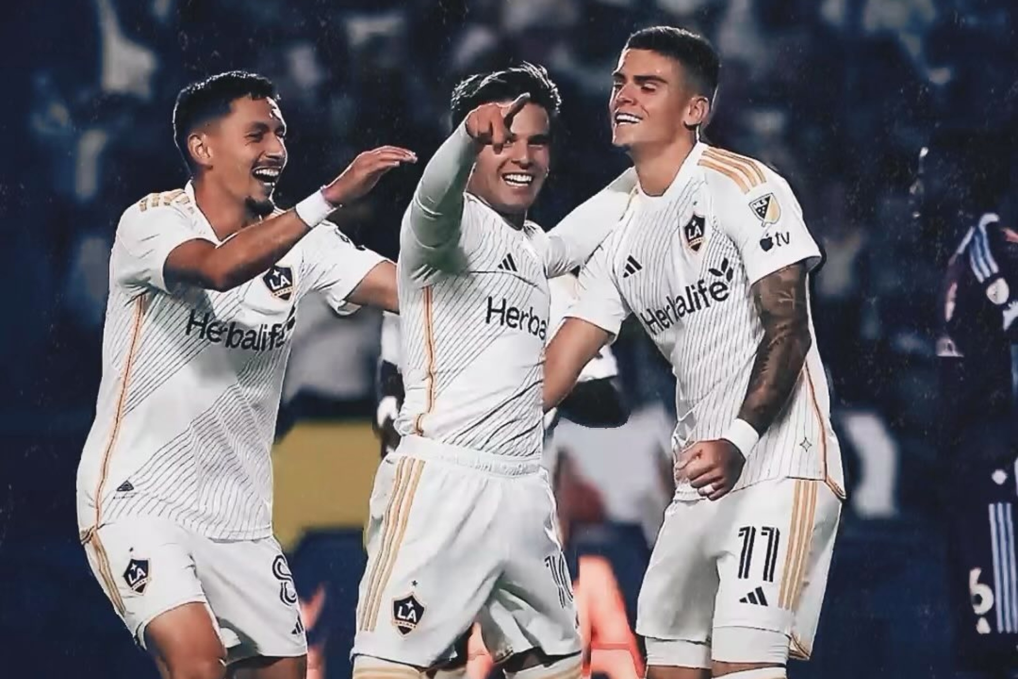 Riqui Puig (c) junto a Marco Delgado (i) y Gabriel Pec (d) celebrando el gol de LA Galaxy