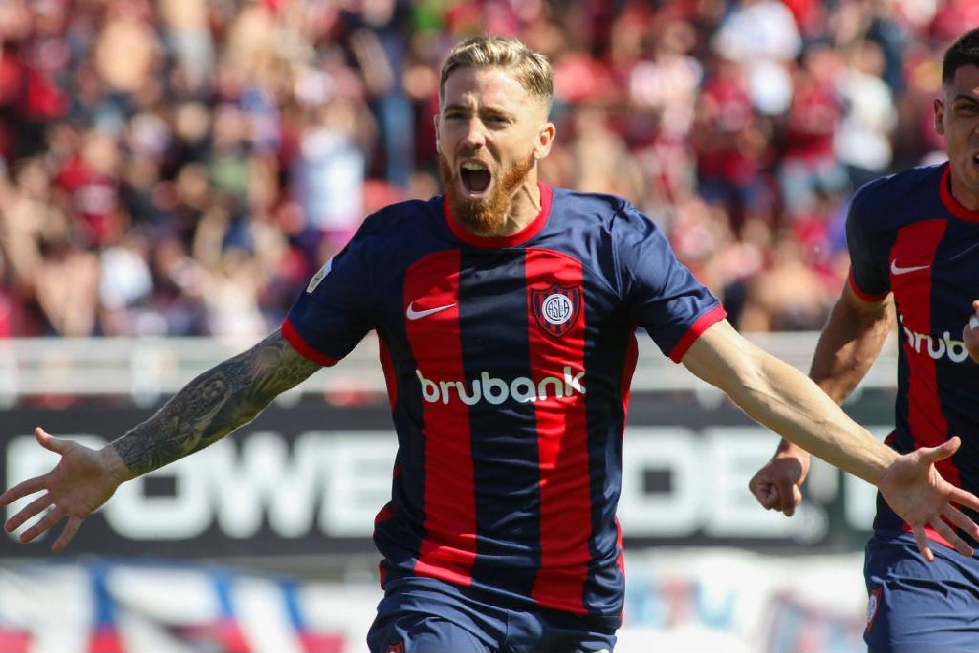 Iker Muniain celebrando un gol con San Lorenzo.