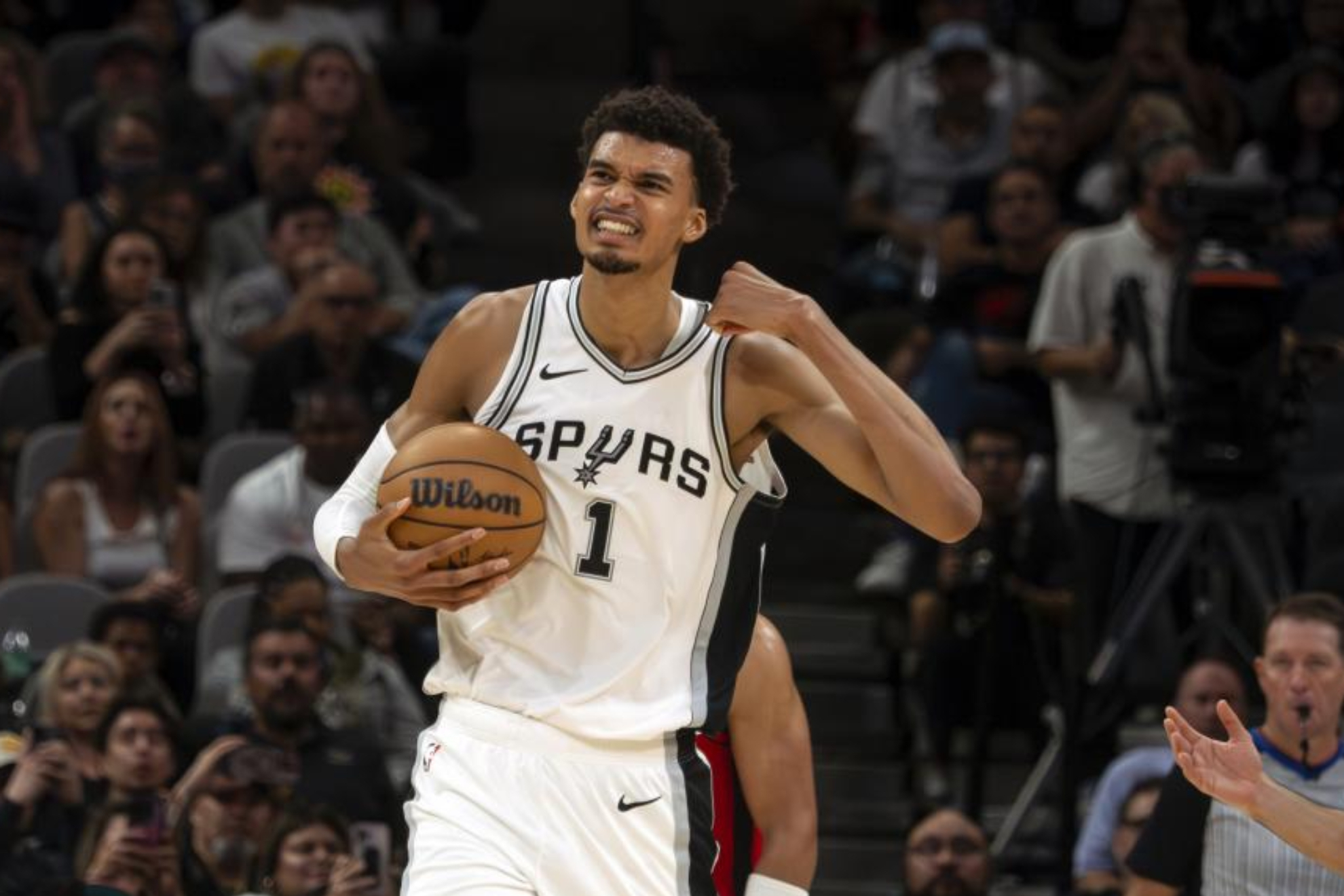 Tres jugadones de Wembanyama y un poster de Sabonis a Anthony Davis