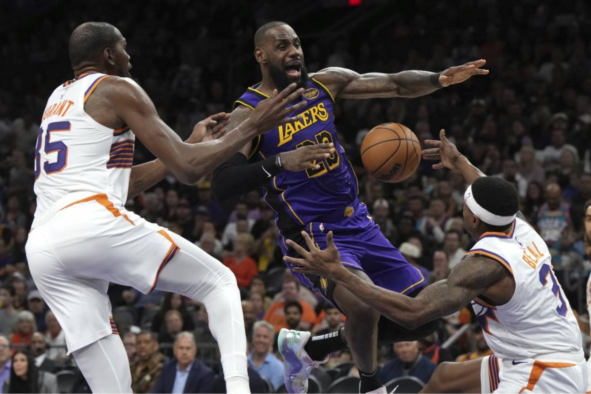 LeBron James pierde el balón ante la presión de Durant y Beal.