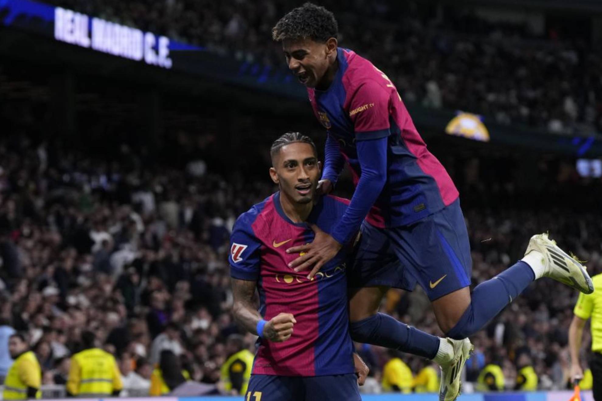 Raphinha y Lamine Yamal, celebrando en el Santiago Bernabéu