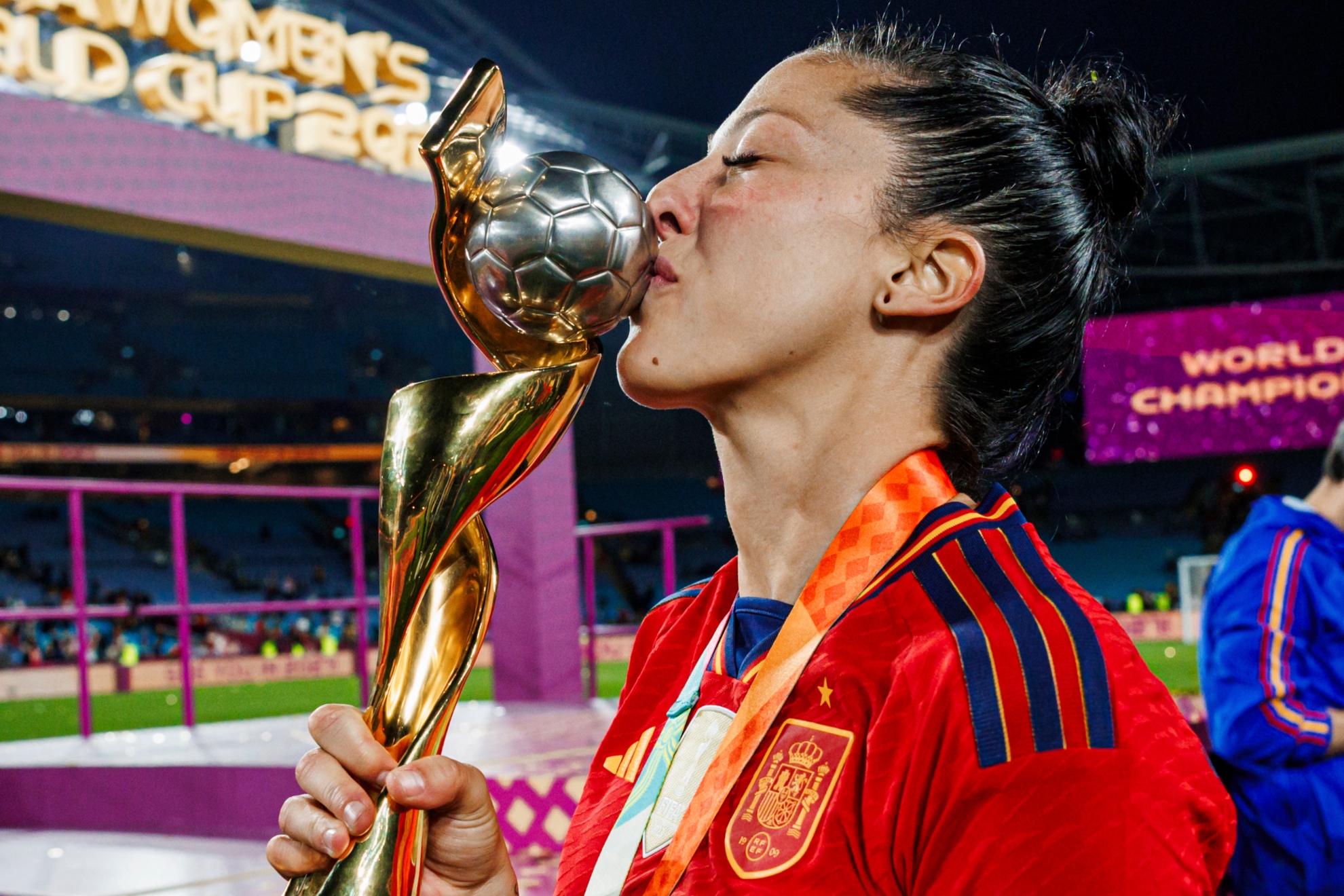 Jennifer Hermoso con la Copa que le acreditaba como campeona del Mundo